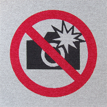 フラッシュ撮影禁止タイルカーペット画像